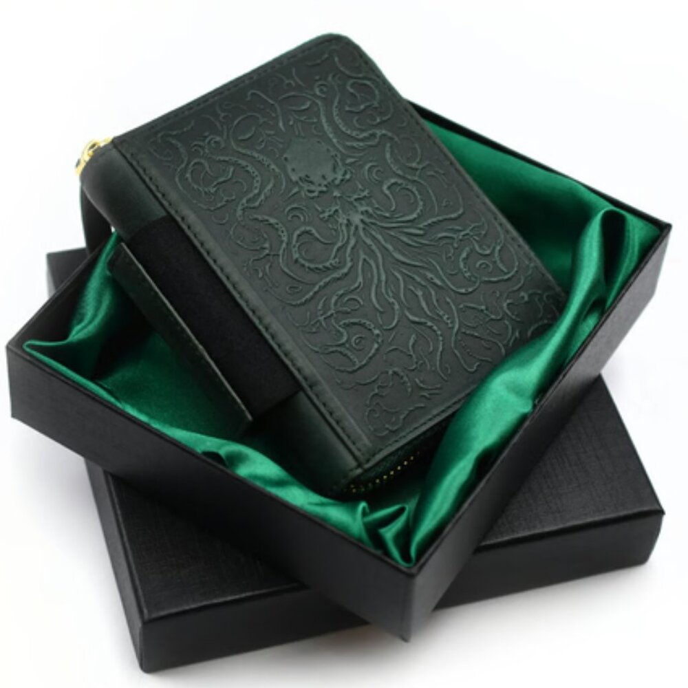 Gametee Wallet of Holding: Eldritch Edition in Green Leather & Mini Metal Dice